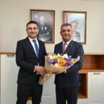 Yeni görevine başlayan Müdür Yiğit: "Hedefimiz Aydın’ın her köşesinde öğrencilerimize nitelikli bir eğitim ortamı sunmak" 1 Yeni görevine başlayan Müdür Yiğit: "Hedefimiz Aydın’ın her köşesinde öğrencilerimize nitelikli bir eğitim ortamı sunmak"