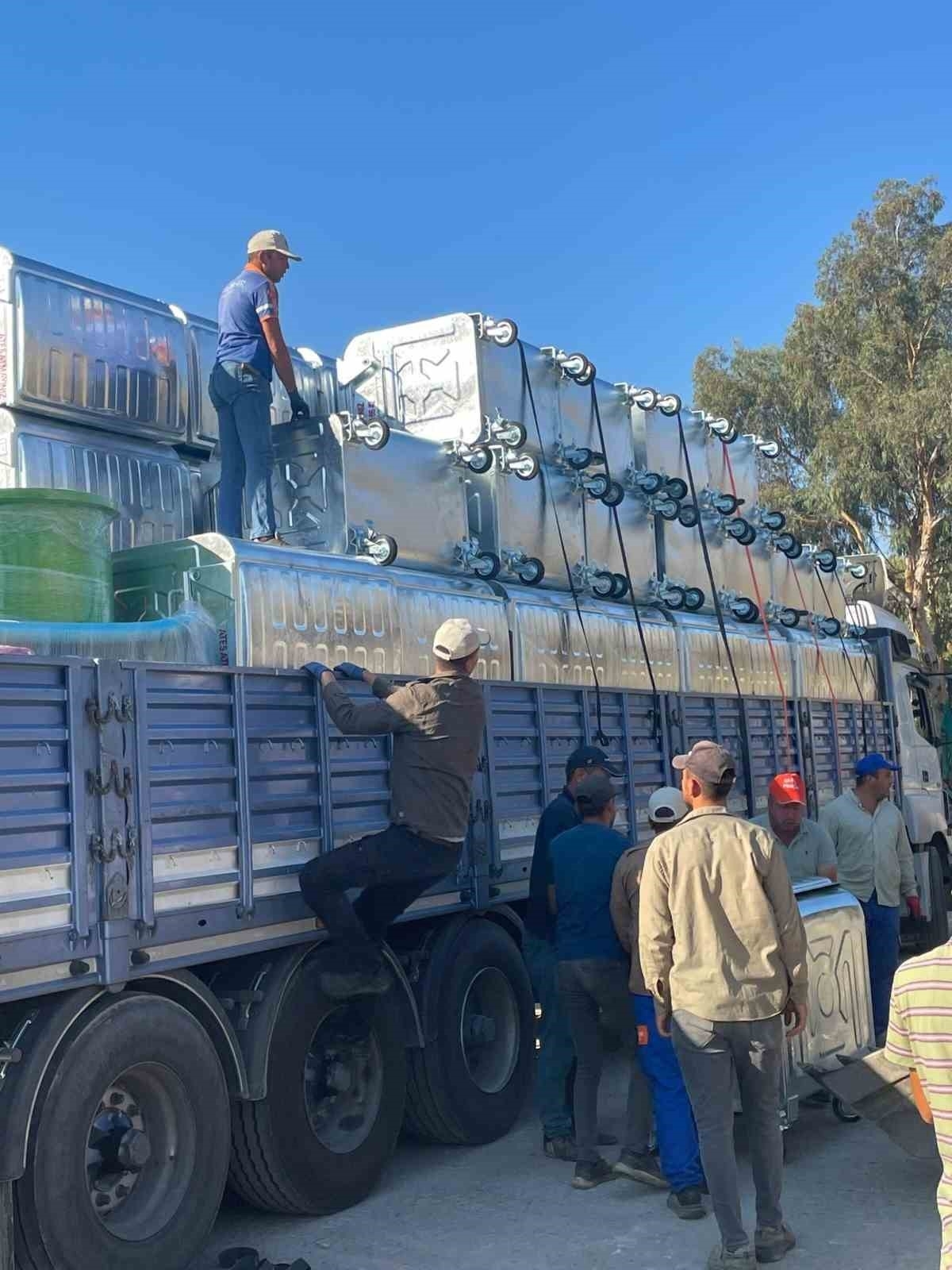 Yenipazar’a hibe edilen 60 yeni çöp konteynırı teslim alındı