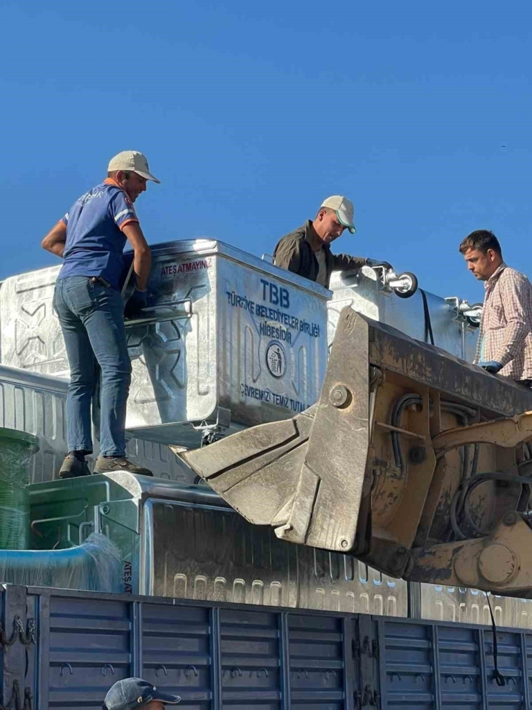 yenipazara hibe edilen 60 yeni cop konteyniri teslim alindi c91aa9d29019