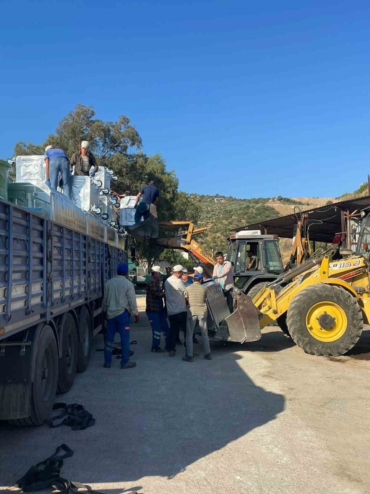 Yenipazar’a hibe edilen 60 yeni çöp konteynırı teslim alındı