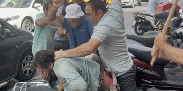 Yol ortasında öldüresiye darbettiler: O anlar kamerada