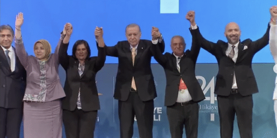 Aydın’da 4 başkan AK Parti’ye katıldı: Rozetleri Erdoğan taktı