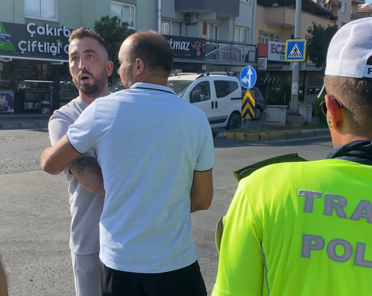 Efeler’de polise kabadayılık tasladı! Üniformanızı çıkarıp öyle gelin