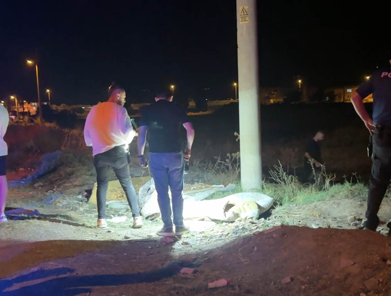 Polisi görünce paniklediler! Polis yol kenarından topladı