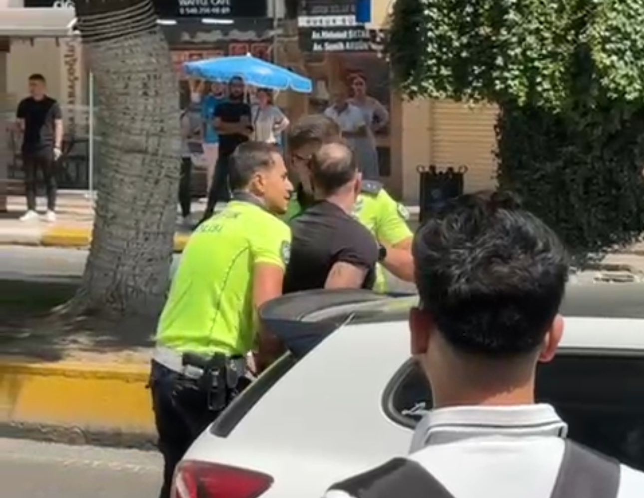 Efeler’de kovalamaca! yayaların içine dalıp kaçmak istedi