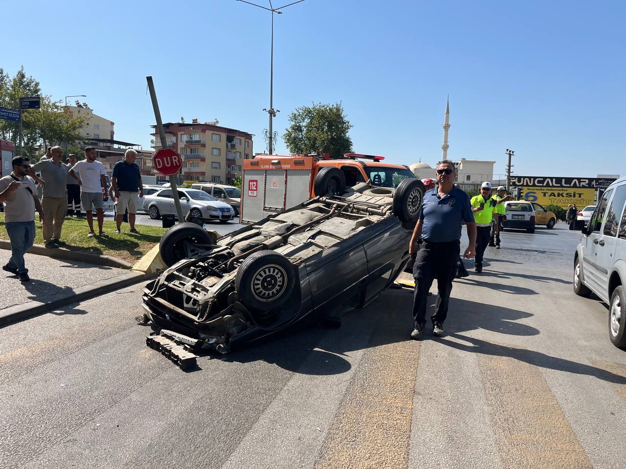 Efeler’de otomobil takla attı