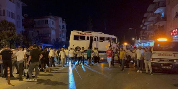 Efeler’de kaza! Kadıköy Minibüsü ile Otomobil Çarpıştı 11 kişi yaralandı