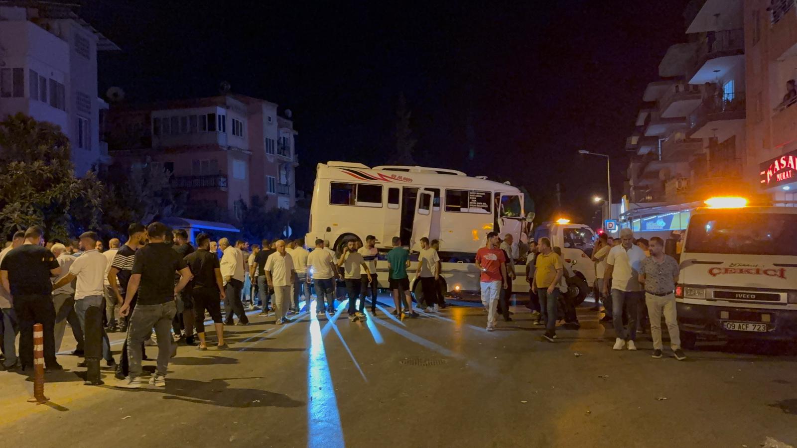 Efeler’de kaza! Kadıköy Minibüsü ile Otomobil Çarpıştı 11 kişi yaralandı