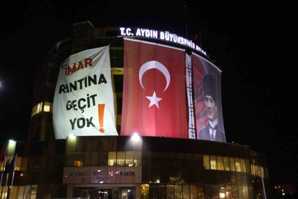 aydin buyuksehir belediyesi binasina dev pankart imar rantina gecit yok 301d4259351b