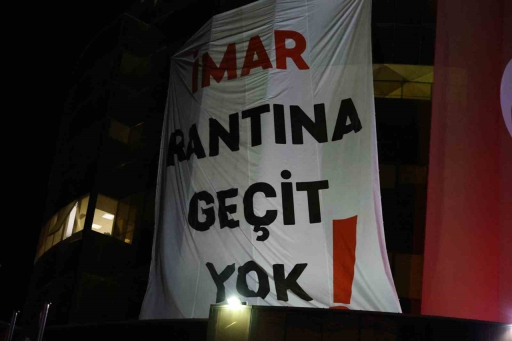 aydin buyuksehir belediyesi binasina dev pankart imar rantina gecit yok 6b0c7d02c7b6