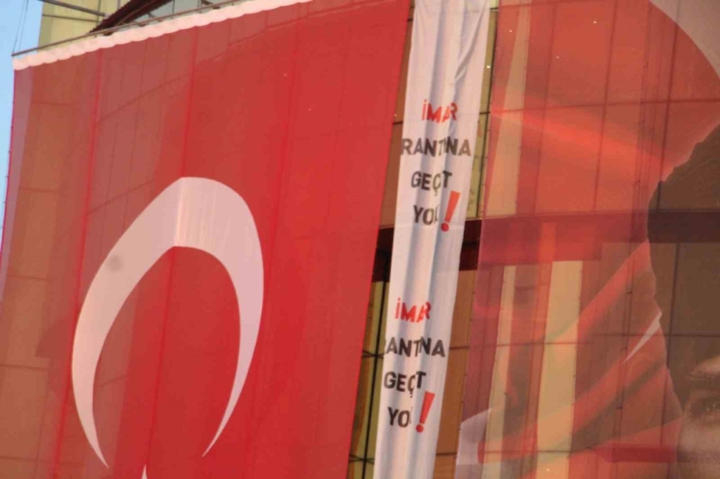 aydin buyuksehir belediyesi binasina dev pankart imar rantina gecit yok d73dc20b79ce