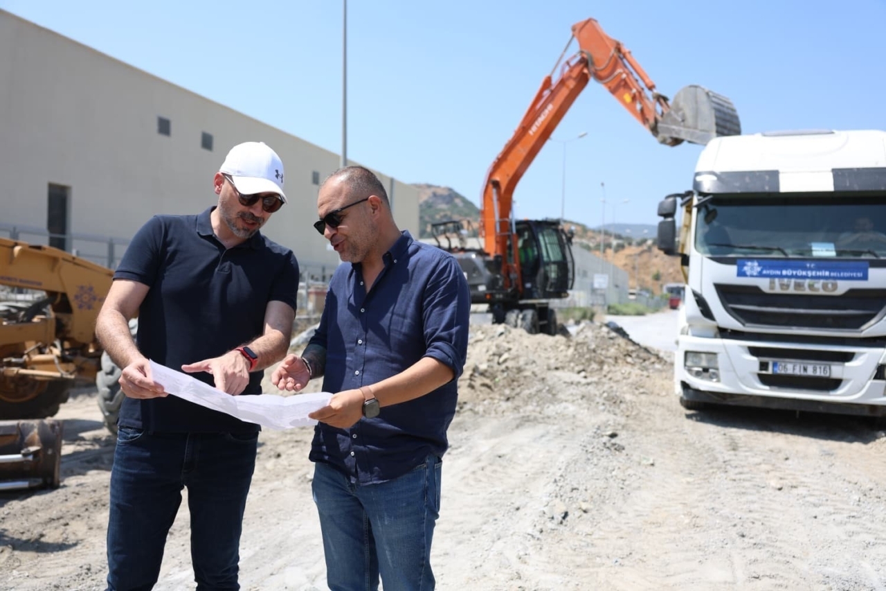 Aydın Büyükşehir Belediyesi Söke’deki yağmur suyu ve kaldırım çalışmaları devam ediyor