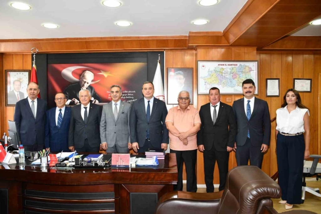 Aydın Ticaret Borsası yönetimi, İl Tarım ve Orman Müdürü Temiz’le görüştü 5 Aydın Ticaret Borsası, İl Tarım Müdürü Ayhan Temiz’i ziyaret etti. Görüşmede tarımsal üretim, sanayi iş birliği ve sürdürülebilir projeler ele alındı.