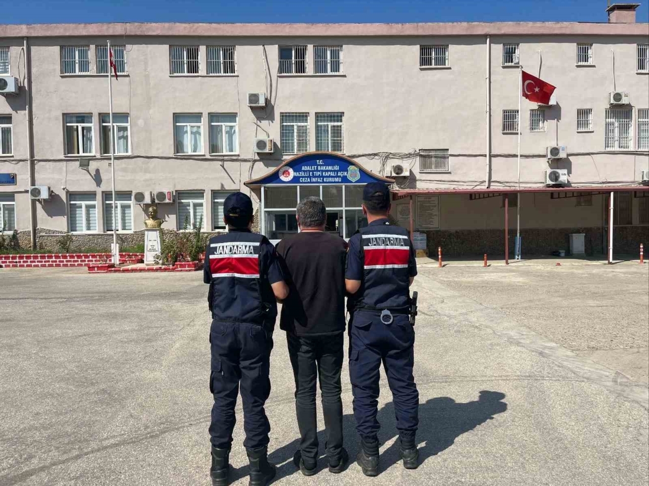 Aydın’da JASAT timlerinden aranan şahıslara operasyon: 15 kişi yakalandı