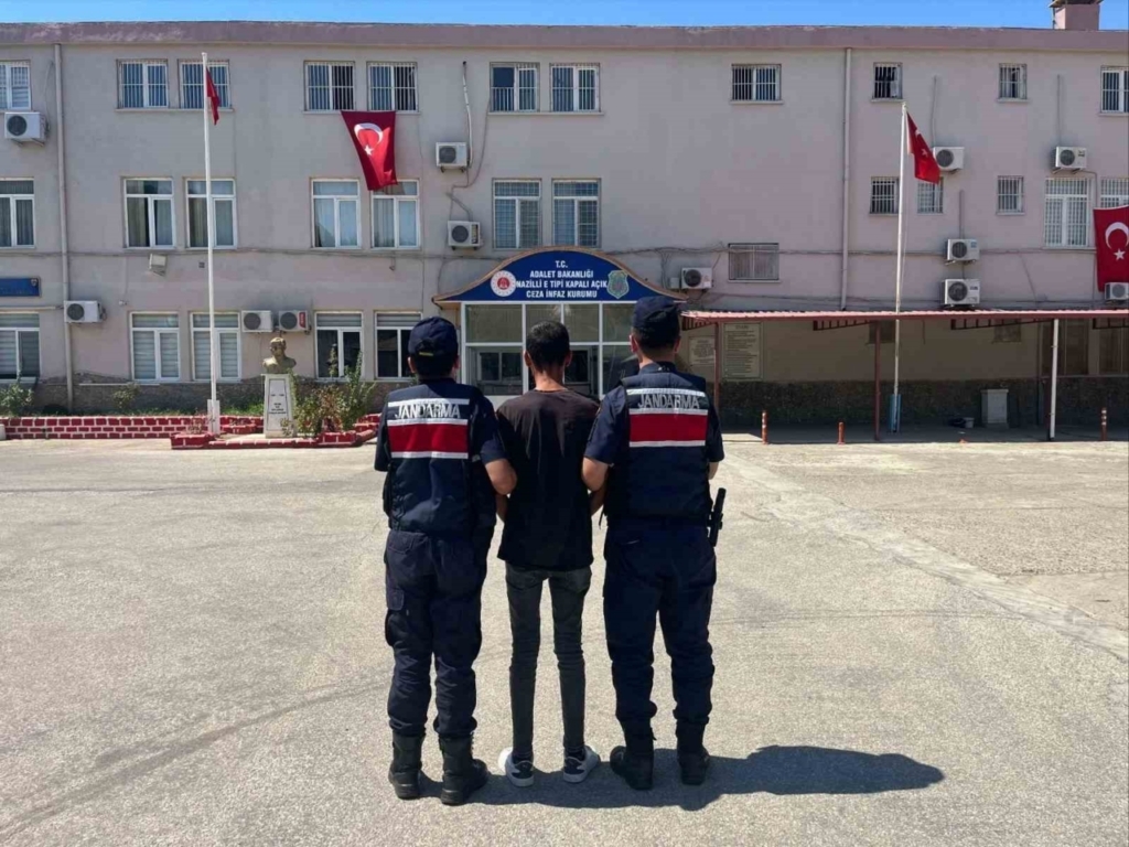 Aydın’da JASAT timlerinden aranan şahıslara operasyon: 15 kişi yakalandı 6 aydinda jasat timlerinden aranan sahislara operasyon 15 kisi yakalandi 8fcf2b40bd83