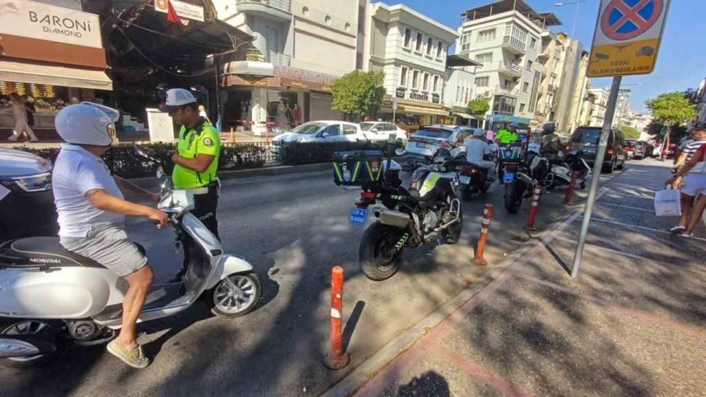 Aydın’da motosiklet sürücülerine 2 saatlik denetim 7 aydinda motosiklet suruculeri denetlendi f7c1295af6bd