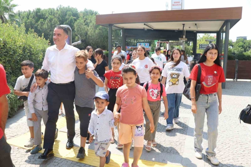 Koçarlı Belediye Başkanı Arıcı çocuklara verdiği sözü tuttu 4 Koçarlı Belediye Başkanı Özgür Arıcı sinema etkinliği