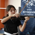 Aydın Büyükşehir Belediyesi ile Aydınlı minikler keman öğreniyor 5 Başkan Çerçioğlu ile Aydınlı minikler keman öğreniyor