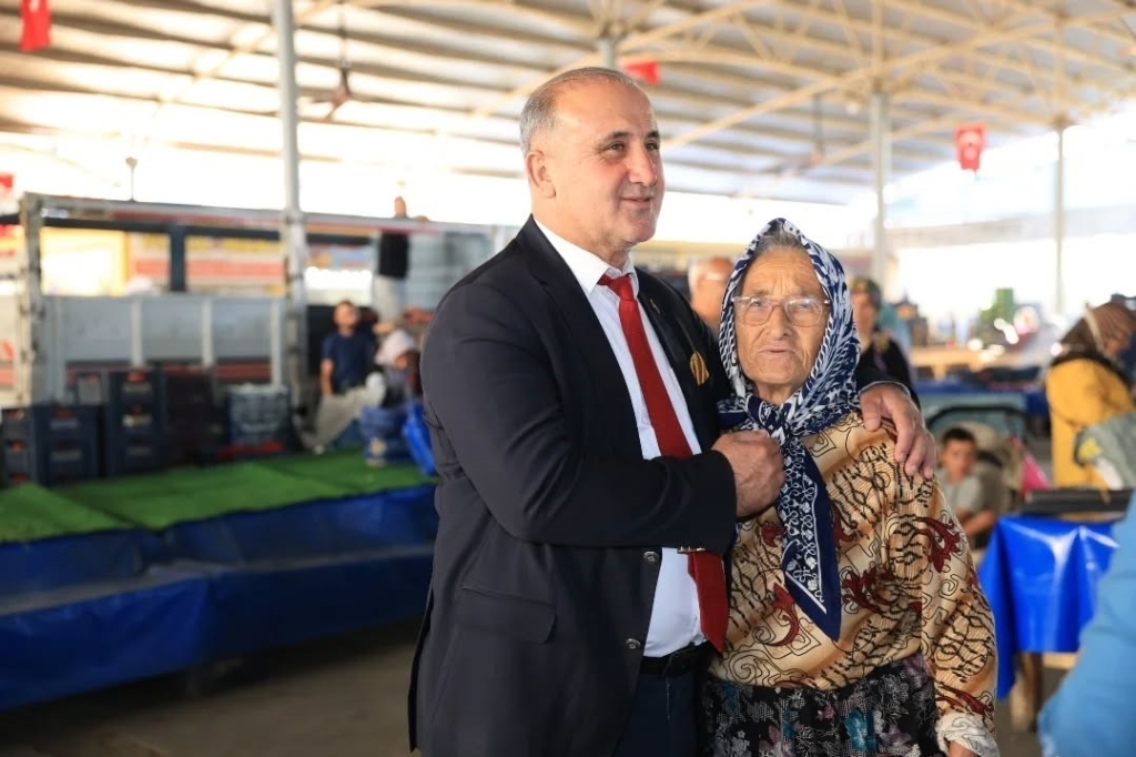 Başkan Aytekin Kaya, Cuma Pazarında vatandaşlarla buluştu 4 baskan kaya cuma pazarinda vatandaslarla bulustu 08bc992d36ac