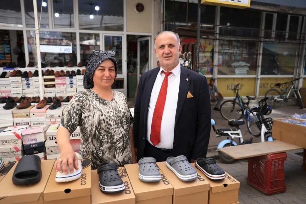 Başkan Aytekin Kaya, Cuma Pazarında vatandaşlarla buluştu 3 baskan kaya cuma pazarinda vatandaslarla bulustu 3d6f755fac67