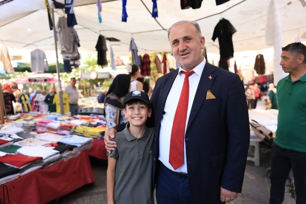 Başkan Aytekin Kaya, Cuma Pazarında vatandaşlarla buluştu 6 baskan kaya cuma pazarinda vatandaslarla bulustu faf6cae0c80b