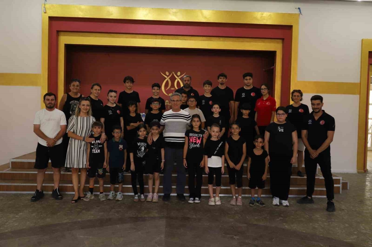 Başkan Tetik’ten Nazilli Belediyesi Halk Oyunları Topluluğu ile görüştü 7 Başkan Tetik’ten Nazilli Belediyesi Halk Oyunları Topluluğu ile görüştü