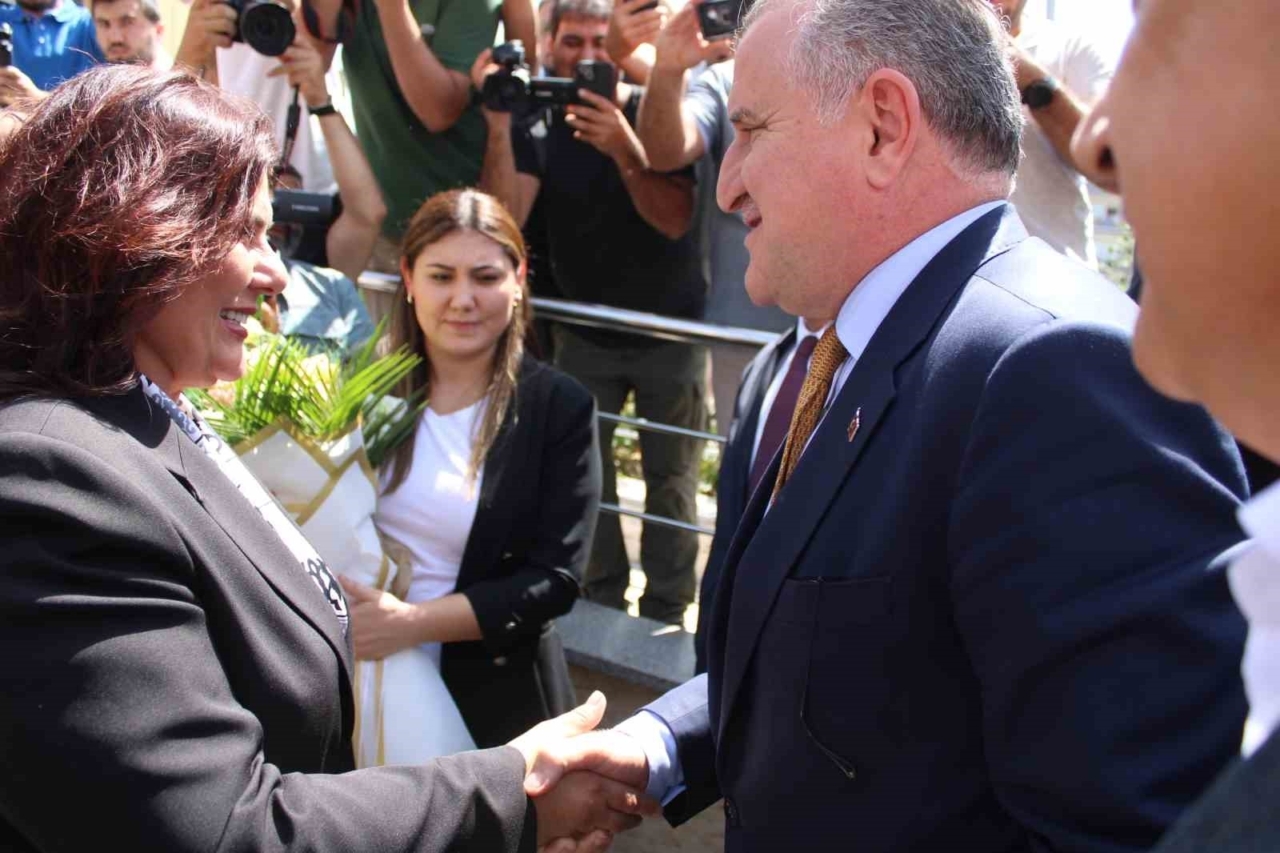 AKP’li Aydın Büyükşehir Belediyesi’nin ilk misafiri Bakan Bak oldu