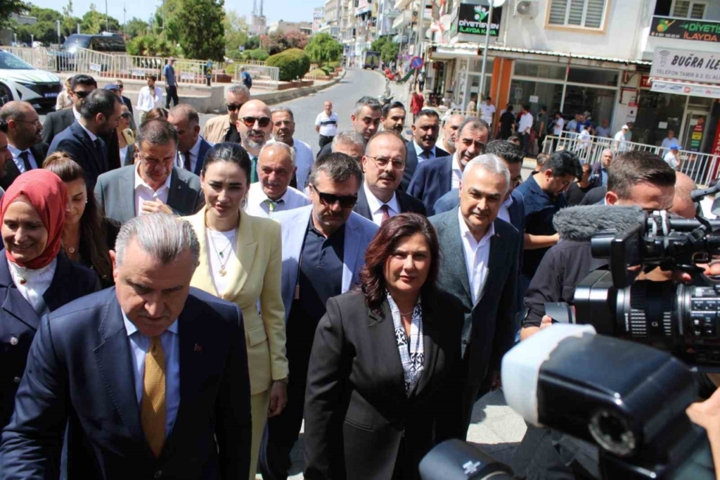 buyuksehirin ilk misafiri bakan bak oldu 87fe7c8e7b14