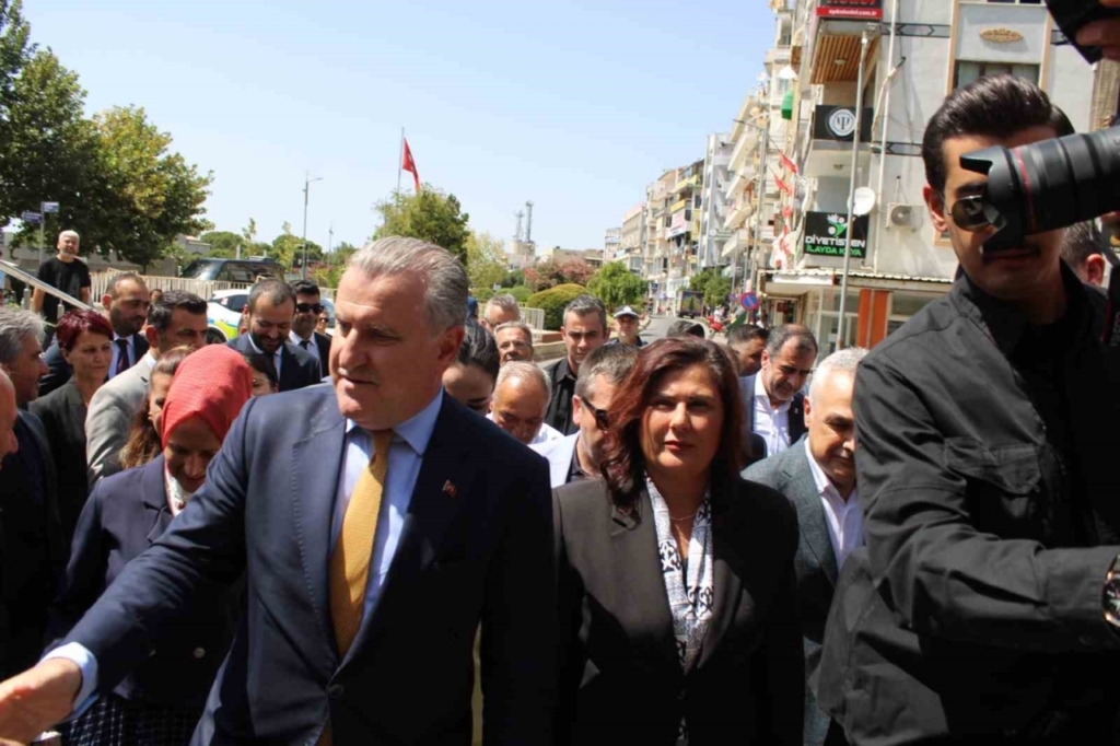 buyuksehirin ilk misafiri bakan bak oldu a0320decb6ea