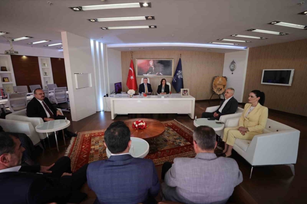 buyuksehirin ilk misafiri bakan bak oldu c03f8f16df9e