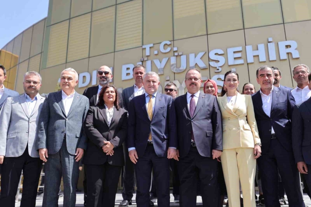 buyuksehirin ilk misafiri bakan bak oldu c0847a5a8b1d