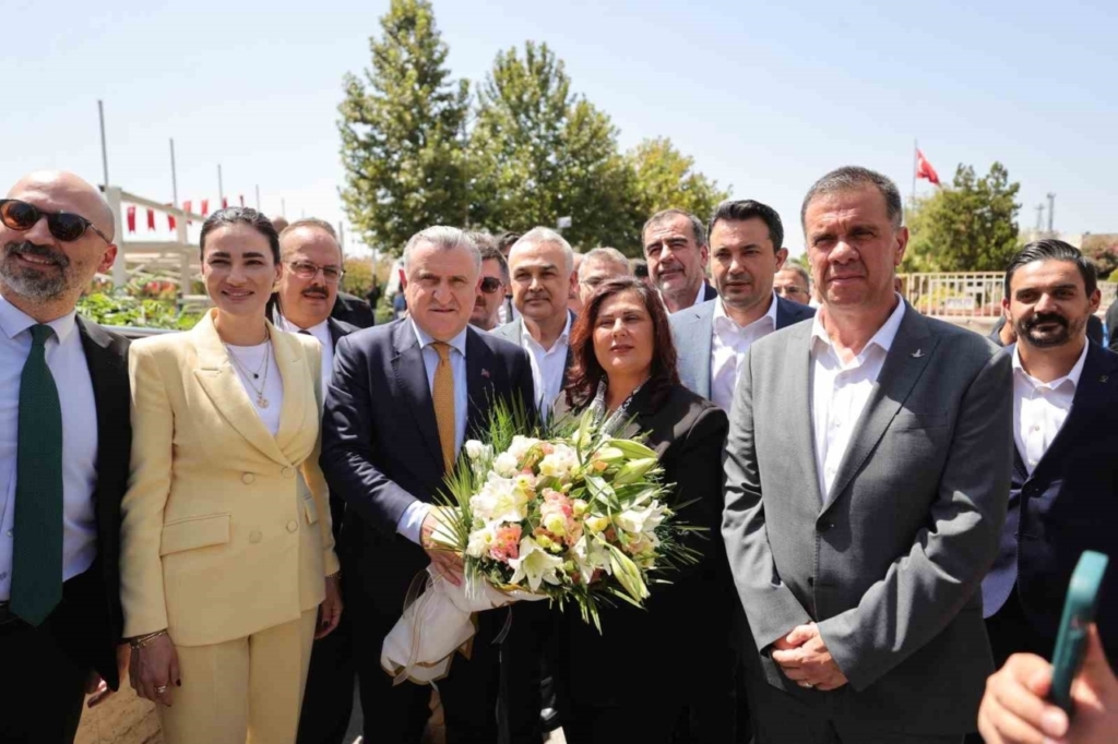 buyuksehirin ilk misafiri bakan bak oldu e5f0d94f2c56