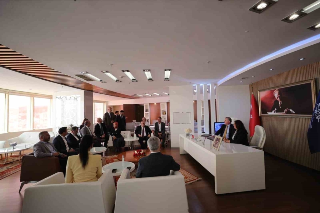 buyuksehirin ilk misafiri bakan bak oldu f60961cb6b2b