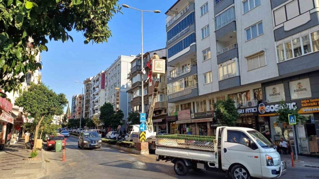 chpnin flamalarini toplamak efeler belediyesine kaldi 280622e13572