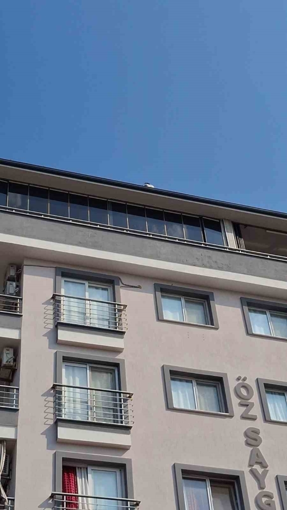 Didim’de çatıya çıkan şahsı polis ikna etti 5 didimde catiya cikan sahsi polis ikna etti d91b2ebb6ac3