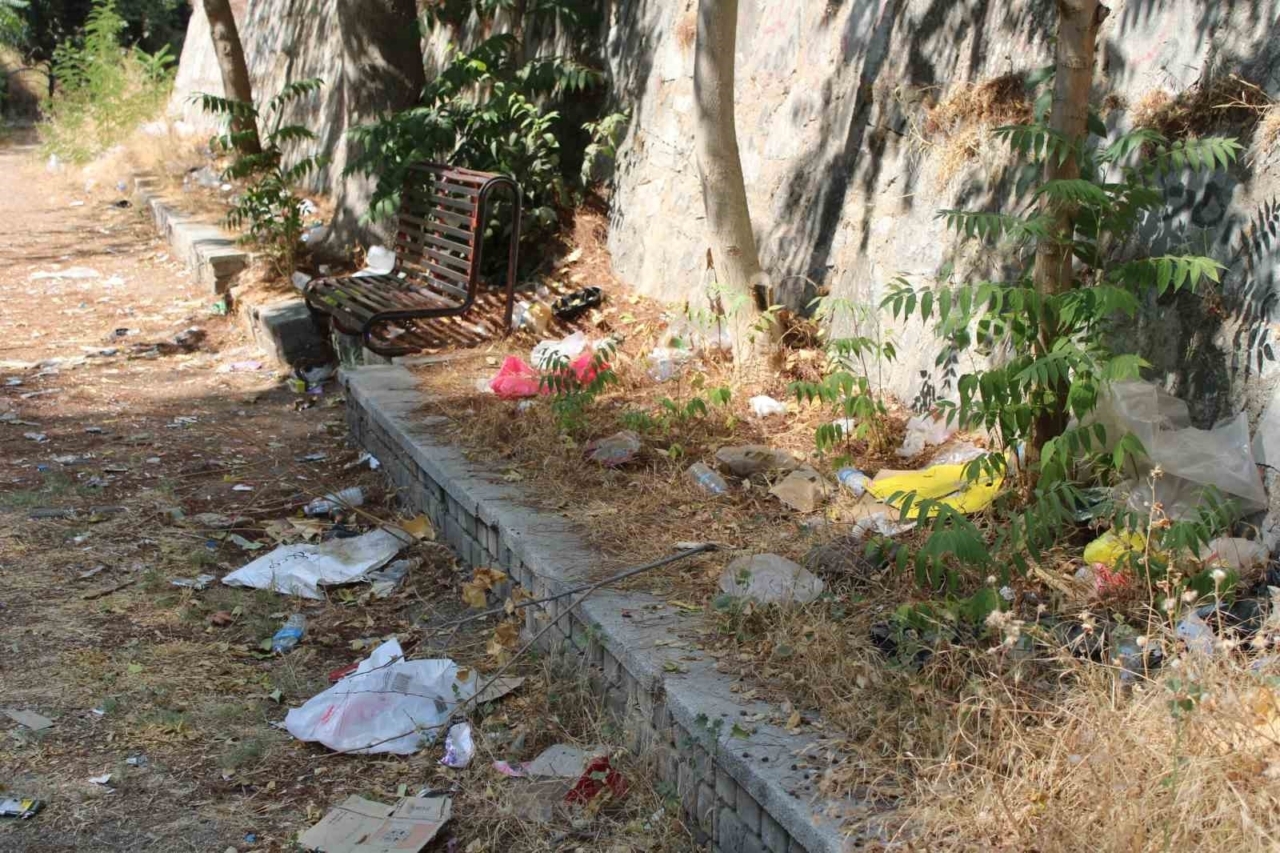Efeler Belediyesi Pınarbaşı alt yolunu unuttu, yol çöplüğe döndü