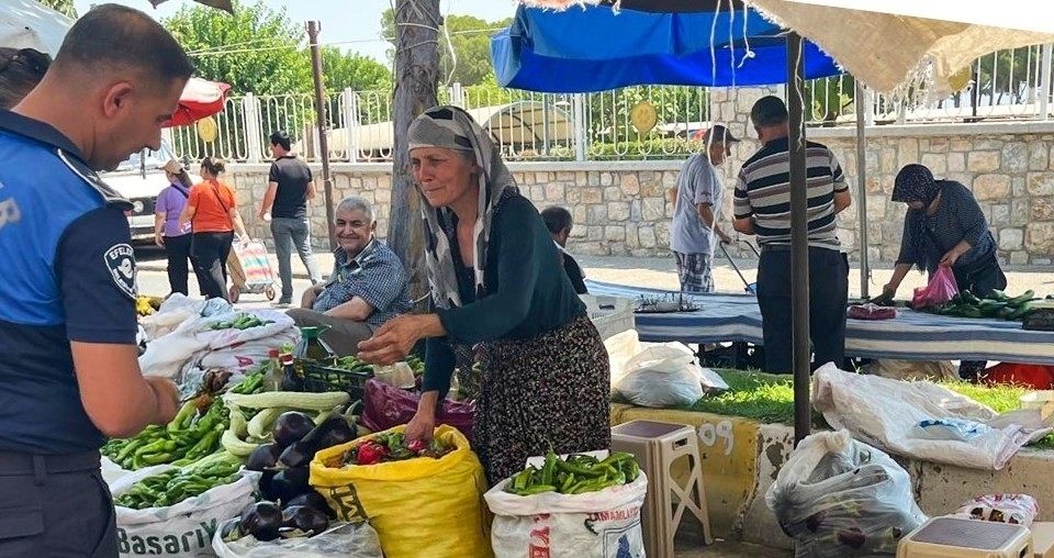 Efeler'de fiyat etiketi denetleniyor