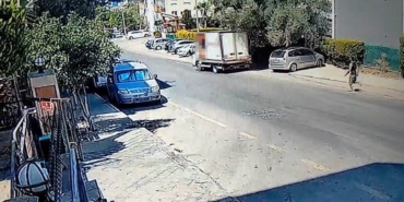 Kuşadası'nda sürücü freni boşalan kamyoneti durdurmak için peşinden koştu 45 Freni boşalan kamyoneti durdurmak için sürücüsünün peşinden koştuğu anlar kamerada
