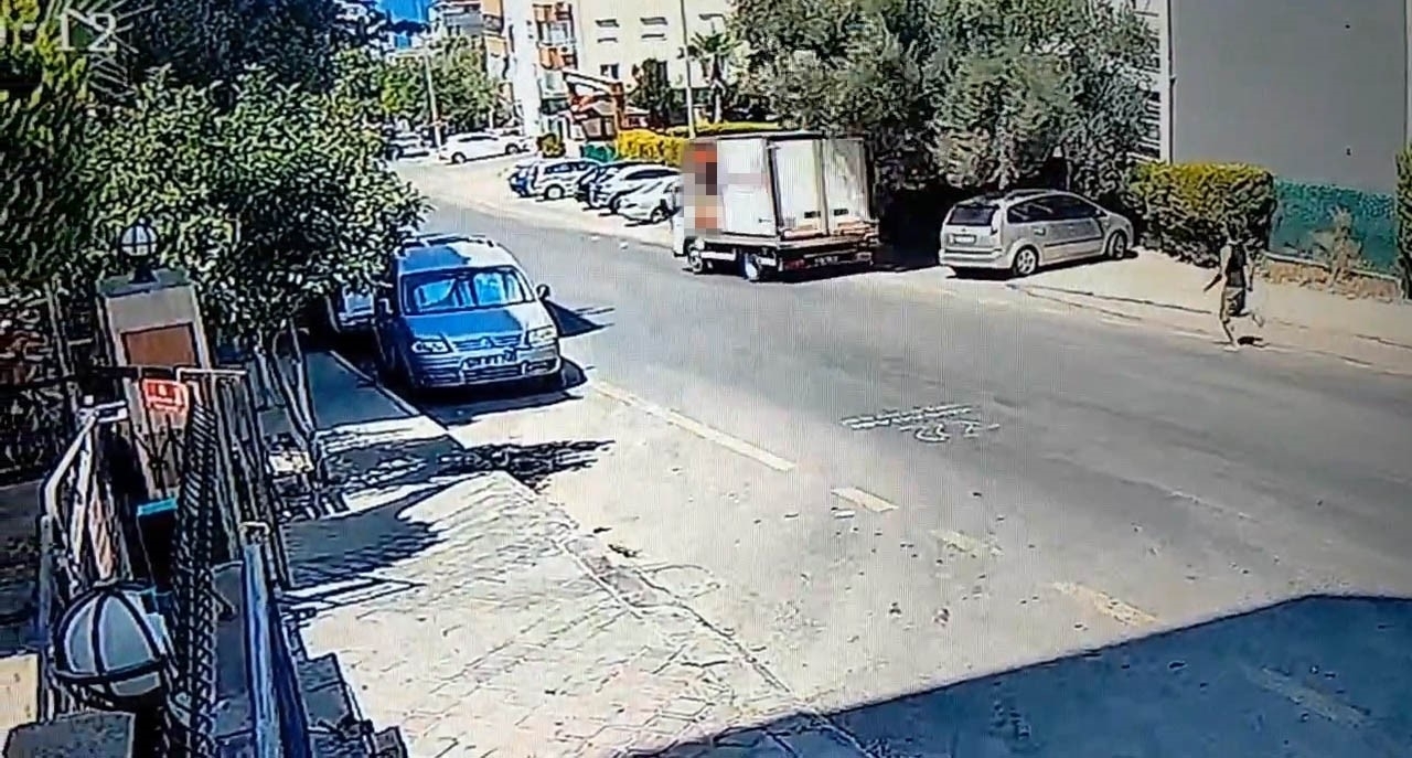 Freni boşalan kamyoneti durdurmak için sürücüsünün peşinden koştuğu anlar kamerada