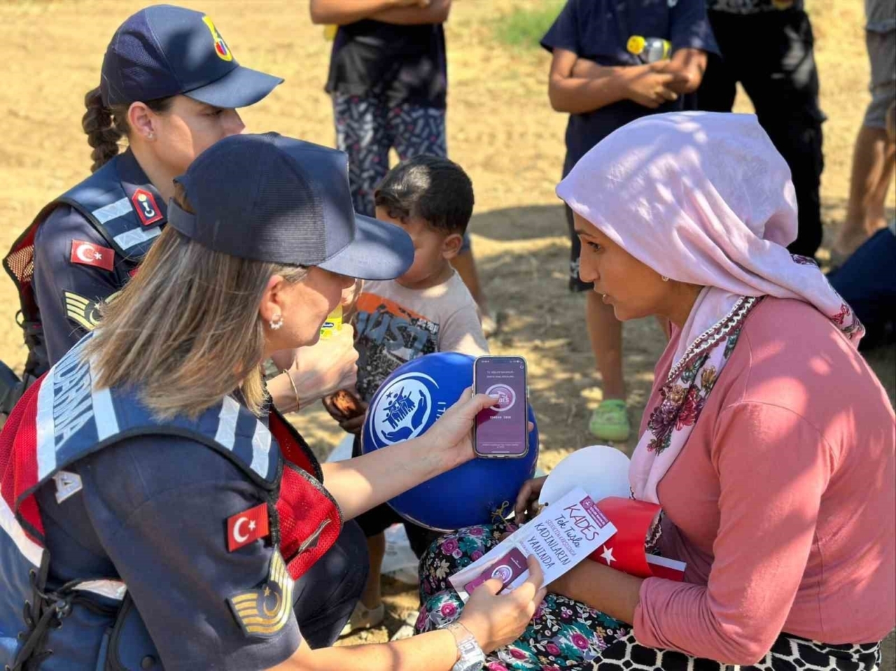 Germencik'te incir hasadı yapan kadınlara KADES tanıtıldı 1 Germencik’te incir hasadı yapan kadınlara KADES tanıtıldı