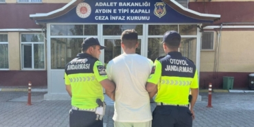 Aydın'da jandarmanın dikkati sayesinde aranan şahıs yakalandı 3 Jandarmanın dikkati sayesinde aranan şahıs yakalandı