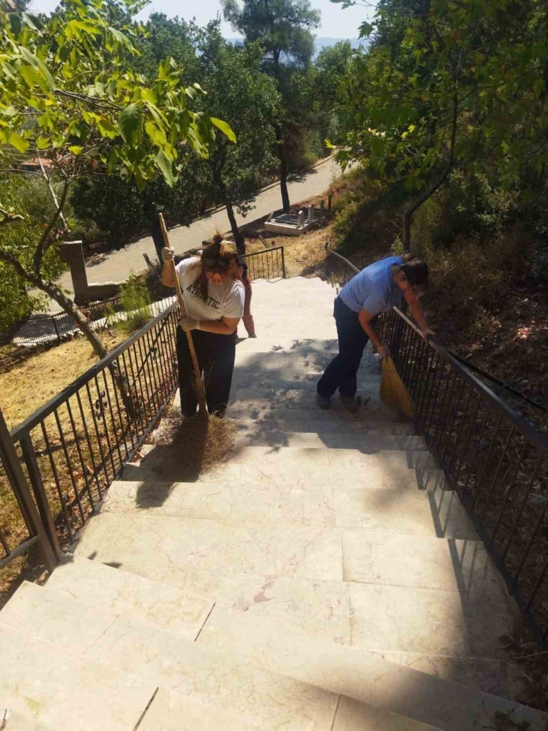 Aydın Karacasu’daki türbeler temizlendi 2 karacasudaki turbeler temizlendi b8721c44c017