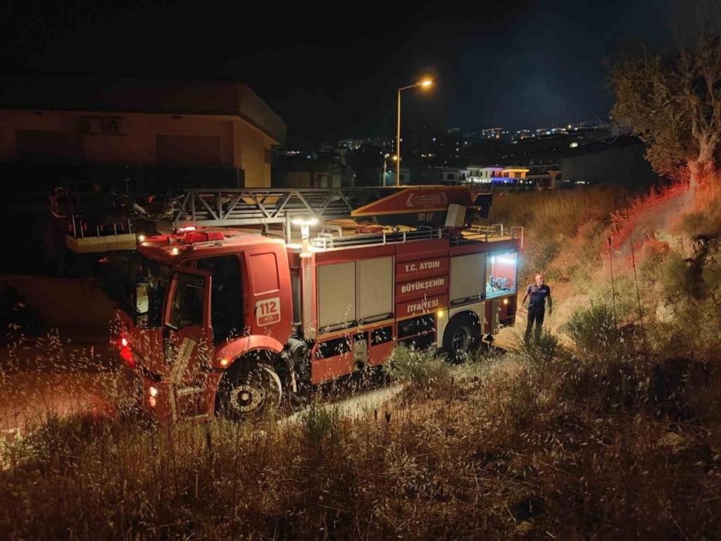 Kuşadası'nda park halindeki otomobil yandı 5 kizina hediye aldigi otomobil yandi 70892f2f520e