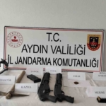 Aydın Köşk’te Jandarma Operasyonu: Uyuşturucu ve Silah Ele Geçirildi 5 Köşk’teki işletmenin ek binasında uyuşturucu ve av tüfekleri ele geçirildi