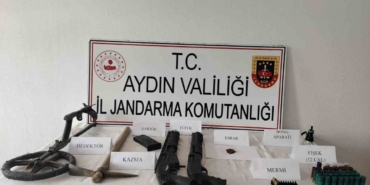 Aydın Köşk’te Jandarma Operasyonu: Uyuşturucu ve Silah Ele Geçirildi 6 Köşk’teki işletmenin ek binasında uyuşturucu ve av tüfekleri ele geçirildi