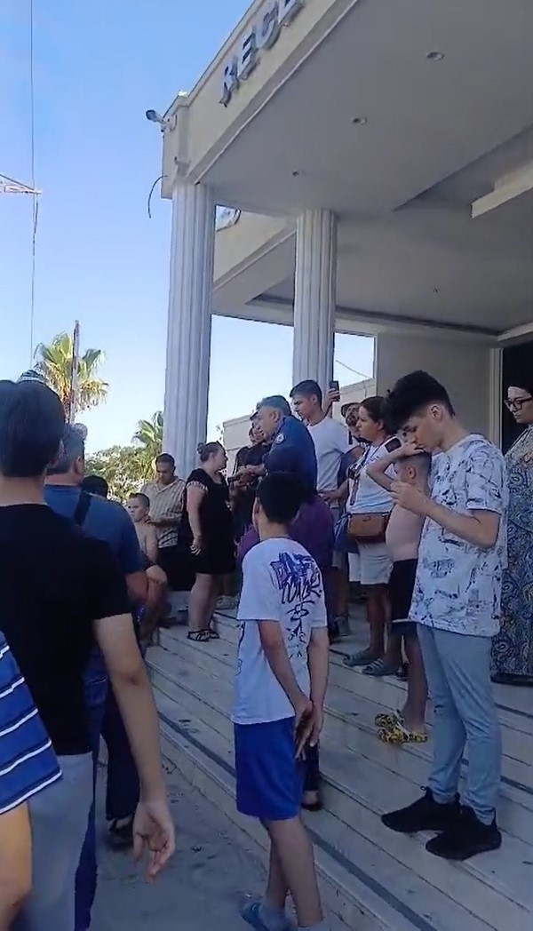 Kuşadası Vav Otel çalışanları alacaklarının verilmediği gerekçesiyle eylem başlattı