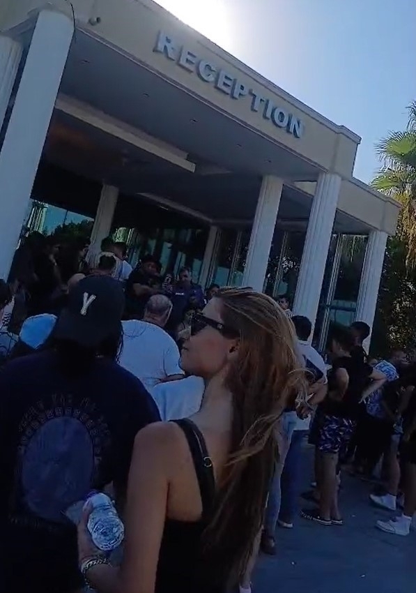 Kuşadası Vav Otel çalışanları alacaklarının verilmediği gerekçesiyle eylem başlattı