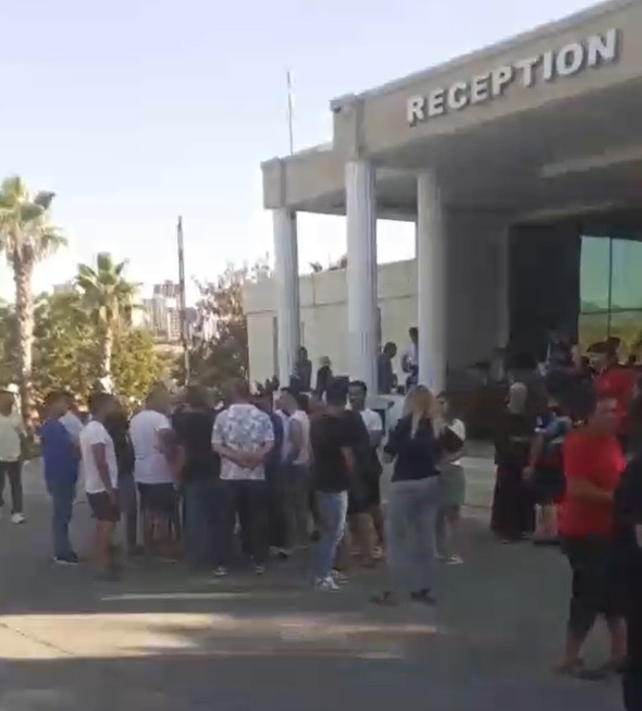 Kuşadası Vav Otel çalışanları alacaklarının verilmediği gerekçesiyle eylem başlattı