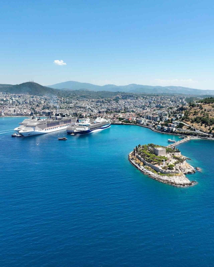 kusadasina 5 kruvaziyer 10 bin 916 turist getirdi 646a3cc79322