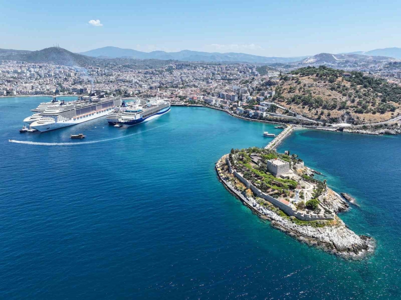 kusadasina 5 kruvaziyer 10 bin 916 turist getirdi e112ab12a7d4